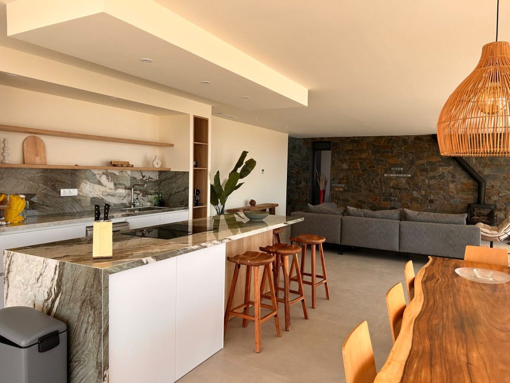 Imagen 3D de una vivienda moderna en el campo, destacando su arquitectura y el paisaje natural circundante.