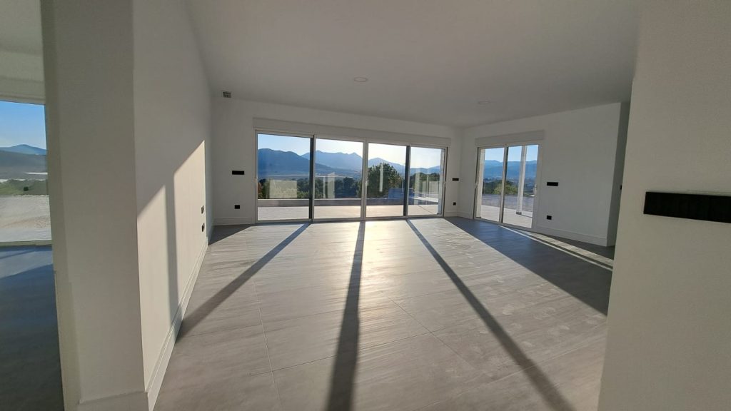 Una gran habitación vacía con una amplia puerta corrediza.