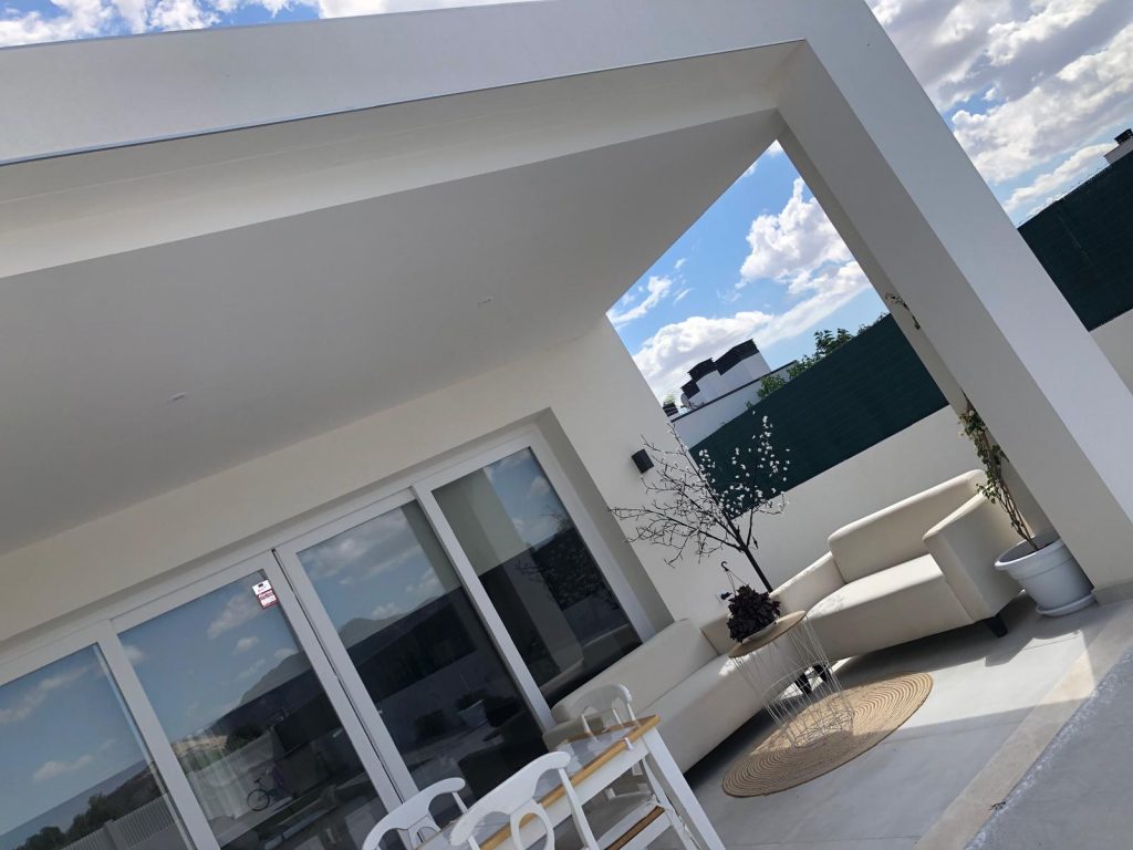  Representación tridimensional de una casa contemporánea en el campo, con un diseño elegante y entorno rural.